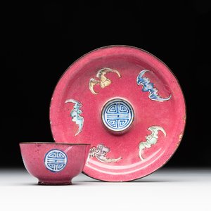 A rare Canton enamel ruby-ground 'Bats and Shou' cup on stand, Qianlong mark and of the period — photo 1