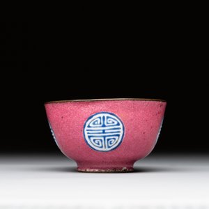 A rare Canton enamel ruby-ground 'Bats and Shou' cup on stand, Qianlong mark and of the period — photo 7