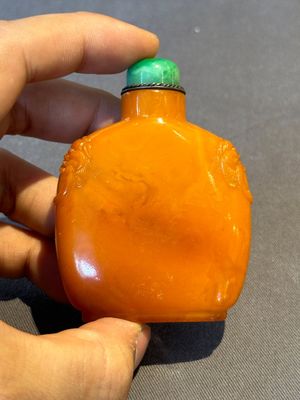 A rare Chinese amber lion-handled snuff bottle, 19th C. — foto 1