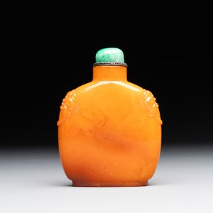 A rare Chinese amber lion-handled snuff bottle, 19th C. — foto 1