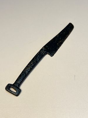A rare Chinese archaic bronze knife with 'Dragon' design, Western Zhou — 照片 1