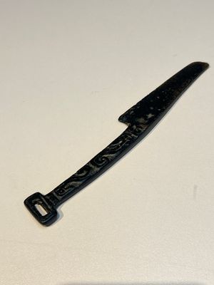 A rare Chinese archaic bronze knife with 'Dragon' design, Western Zhou — 照片 2