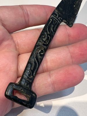 A rare Chinese archaic bronze knife with 'Dragon' design, Western Zhou — 照片 3