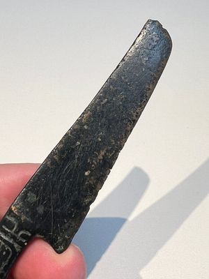 A rare Chinese archaic bronze knife with 'Dragon' design, Western Zhou — 照片 4