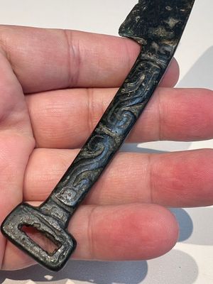 A rare Chinese archaic bronze knife with 'Dragon' design, Western Zhou — 照片 5