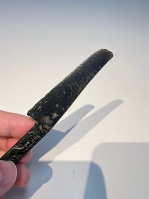 A rare Chinese archaic bronze knife with 'Dragon' design, Western Zhou — 照片 6