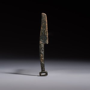 A rare Chinese archaic bronze knife with 'Dragon' design, Western Zhou — 照片 1