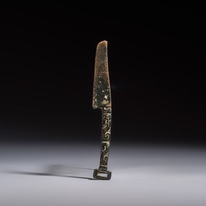 A rare Chinese archaic bronze knife with 'Dragon' design, Western Zhou — 照片 2