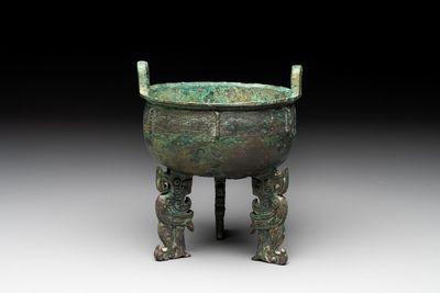 A rare Chinese archaic bronze tripod ritual food vessel, 'ding 鼎', Shang