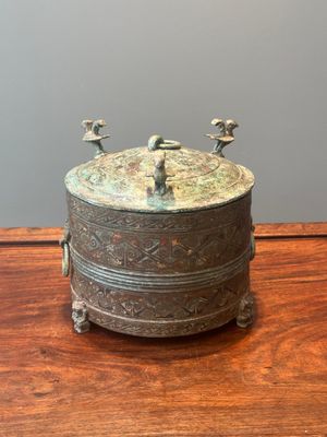 A rare Chinese archaic silver-inlaid bronze cosmetic box and cover, 'lian', Western Han — 照片 1