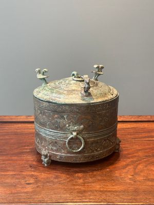 A rare Chinese archaic silver-inlaid bronze cosmetic box and cover, 'lian', Western Han — 照片 2