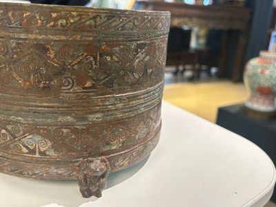 A rare Chinese archaic silver-inlaid bronze cosmetic box and cover, 'lian', Western Han — 照片 38