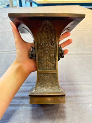 A rare Chinese archaistic bronze vase, 'Fanghu 方壺', Ming — foto 1