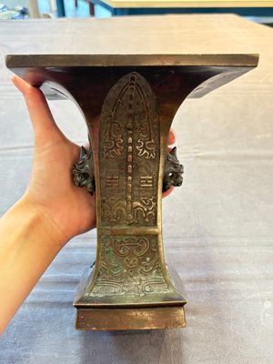 A rare Chinese archaistic bronze vase, 'Fanghu 方壺', Ming — foto 3