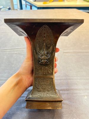 A rare Chinese archaistic bronze vase, 'Fanghu 方壺', Ming — foto 4