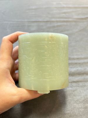 A rare Chinese archaistic jade 'chilong' tripod brush pot, 18th C. — 照片 1