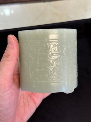 A rare Chinese archaistic jade 'chilong' tripod brush pot, 18th C. — 照片 11