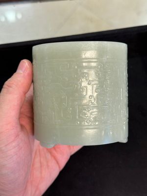 A rare Chinese archaistic jade 'chilong' tripod brush pot, 18th C. — 照片 12