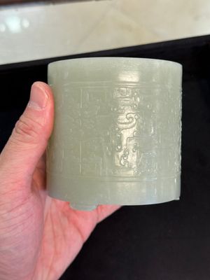 A rare Chinese archaistic jade 'chilong' tripod brush pot, 18th C. — 照片 13