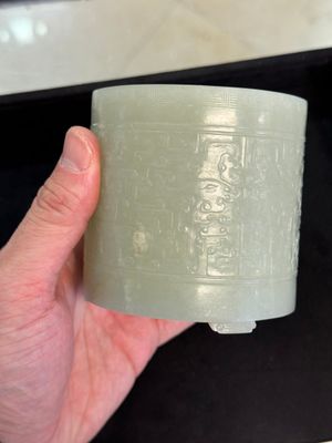 A rare Chinese archaistic jade 'chilong' tripod brush pot, 18th C. — 照片 15