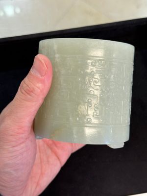 A rare Chinese archaistic jade 'chilong' tripod brush pot, 18th C. — 照片 16