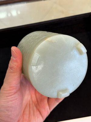 A rare Chinese archaistic jade 'chilong' tripod brush pot, 18th C. — 照片 17