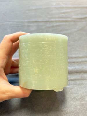 A rare Chinese archaistic jade 'chilong' tripod brush pot, 18th C. — 照片 2