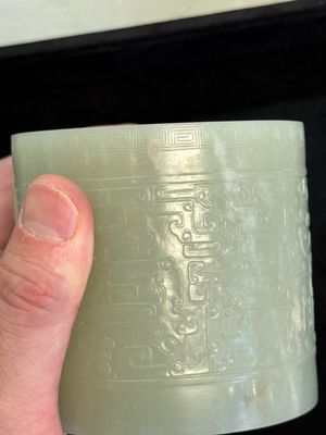 A rare Chinese archaistic jade 'chilong' tripod brush pot, 18th C. — 照片 23