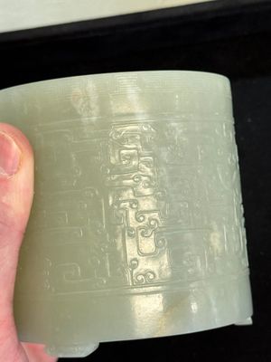 A rare Chinese archaistic jade 'chilong' tripod brush pot, 18th C. — 照片 24