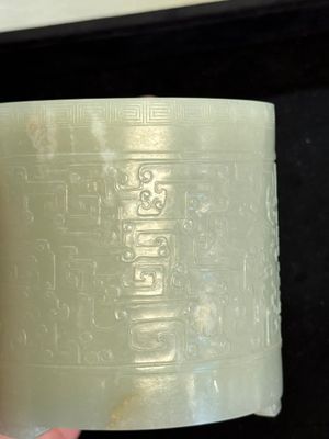 A rare Chinese archaistic jade 'chilong' tripod brush pot, 18th C. — 照片 25