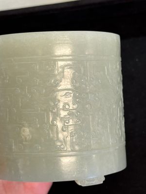 A rare Chinese archaistic jade 'chilong' tripod brush pot, 18th C. — 照片 27