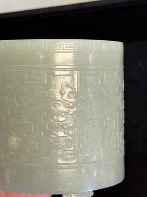 A rare Chinese archaistic jade 'chilong' tripod brush pot, 18th C. — 照片 28
