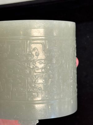 A rare Chinese archaistic jade 'chilong' tripod brush pot, 18th C. — 照片 29