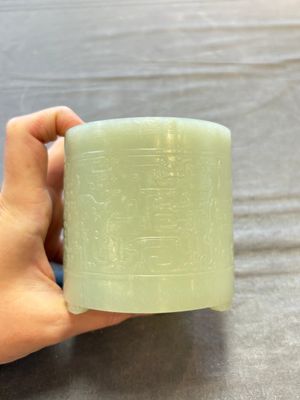 A rare Chinese archaistic jade 'chilong' tripod brush pot, 18th C. — 照片 3