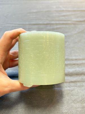 A rare Chinese archaistic jade 'chilong' tripod brush pot, 18th C. — 照片 4