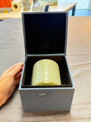 A rare Chinese archaistic jade 'chilong' tripod brush pot, 18th C. — 照片 7