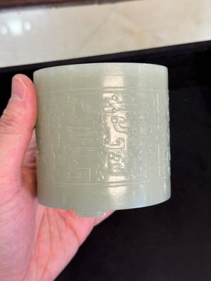 A rare Chinese archaistic jade 'chilong' tripod brush pot, 18th C. — 照片 9