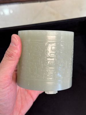 A rare Chinese archaistic jade 'chilong' tripod brush pot, 18th C. — 照片 10