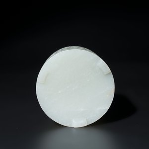 A rare Chinese archaistic jade 'chilong' tripod brush pot, 18th C. — 照片 6