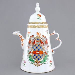A rare Chinese armorial coffee pot with cover, arms of Clifford, 18th C. — photo 1