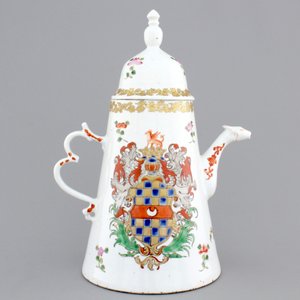 A rare Chinese armorial coffee pot with cover, arms of Clifford, 18th C. — photo 3