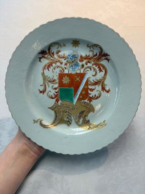 A rare Chinese armorial plate with the arms of de Heere for the Dutch market, Qianlong, ca. 1735-1765 — foto 1