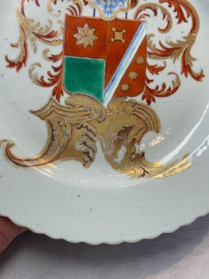 A rare Chinese armorial plate with the arms of de Heere for the Dutch market, Qianlong, ca. 1735-1765 — foto 2