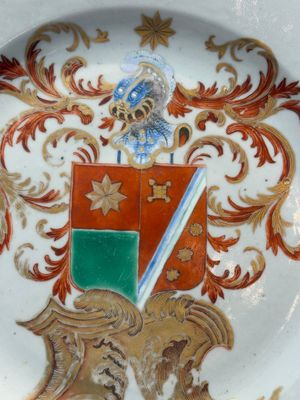 A rare Chinese armorial plate with the arms of de Heere for the Dutch market, Qianlong, ca. 1735-1765 — foto 3