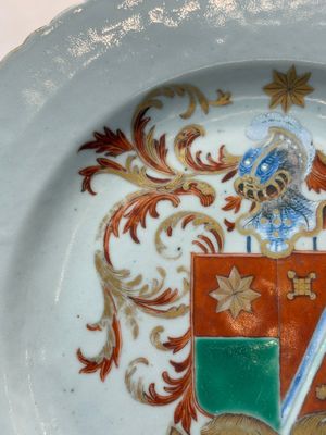 A rare Chinese armorial plate with the arms of de Heere for the Dutch market, Qianlong, ca. 1735-1765 — foto 4