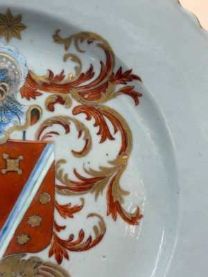 A rare Chinese armorial plate with the arms of de Heere for the Dutch market, Qianlong, ca. 1735-1765 — foto 5