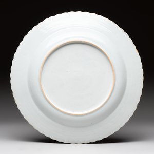 A rare Chinese armorial plate with the arms of de Heere for the Dutch market, Qianlong, ca. 1735-1765 — foto 2