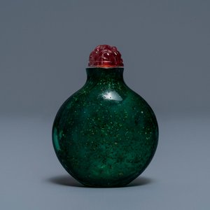 A rare Chinese biotite-sandwiched green glass snuff bottle, Imperial Glassworks, Beijing, 1720-1840 — 照片 1