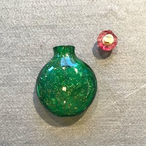 A rare Chinese biotite-sandwiched green glass snuff bottle, Imperial Glassworks, Beijing, 1720-1840 — 照片 5