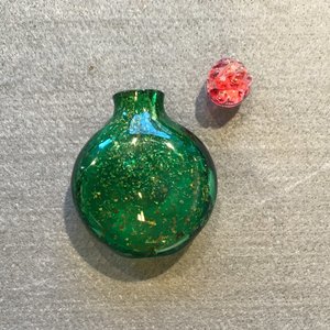 A rare Chinese biotite-sandwiched green glass snuff bottle, Imperial Glassworks, Beijing, 1720-1840 — 照片 6